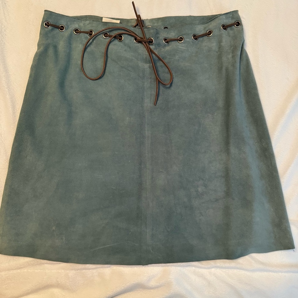 William B suede skirt; size 6; light blue